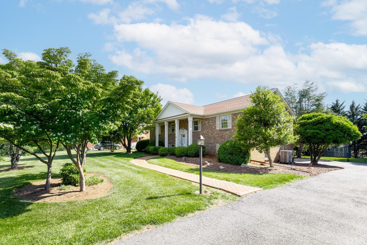1121 Moreview Drive