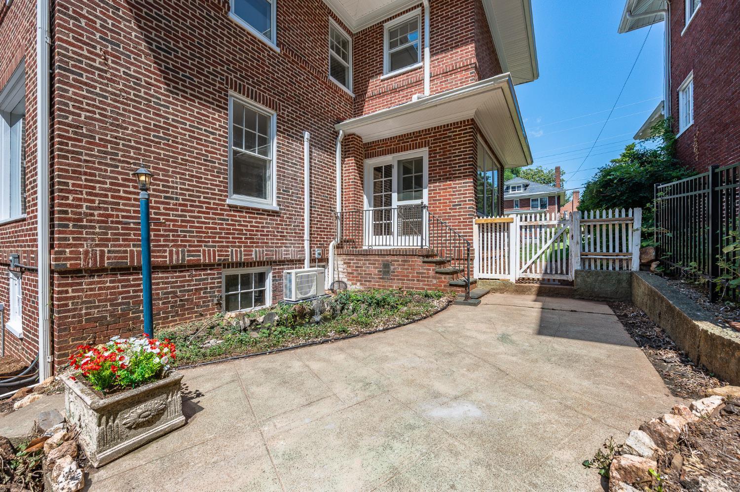 240 Warwick Lane
