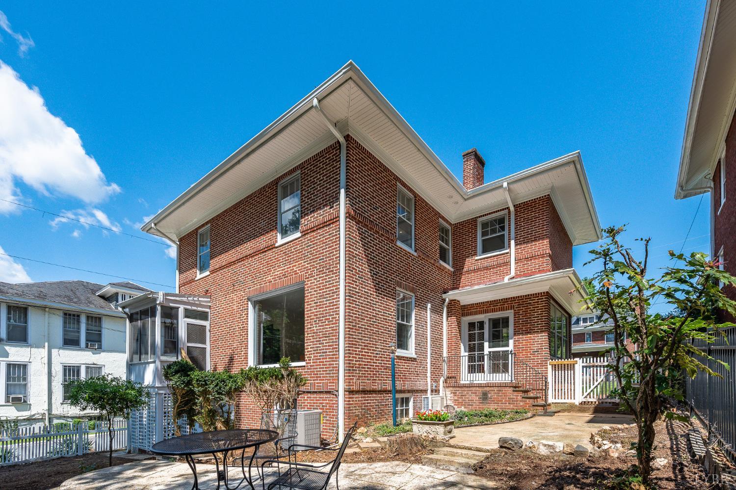 240 Warwick Lane