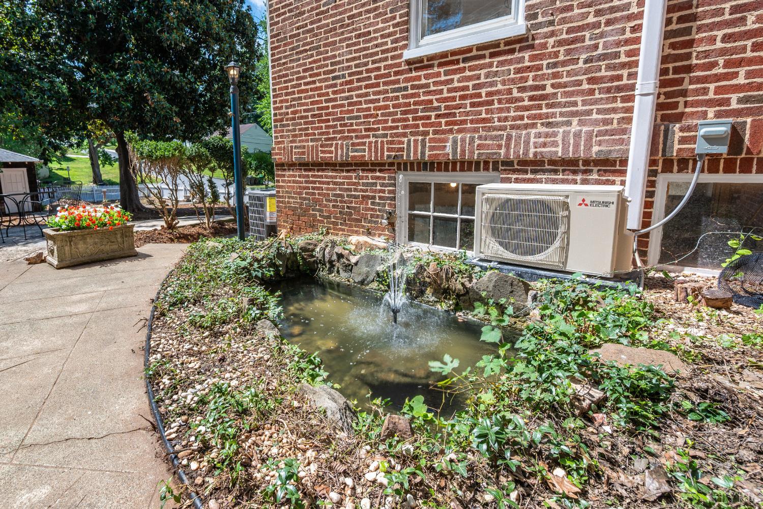 240 Warwick Lane
