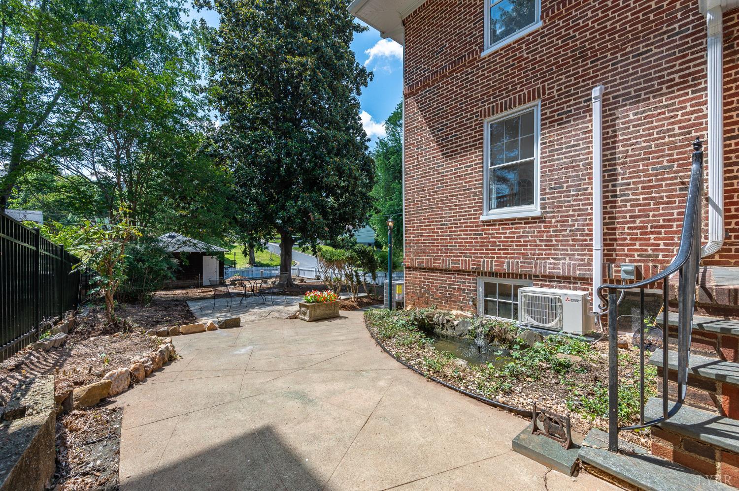 240 Warwick Lane
