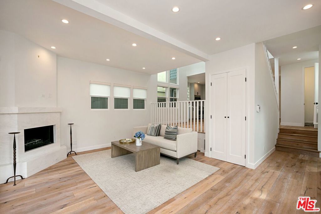 216 1/2 Bicknell Avenue