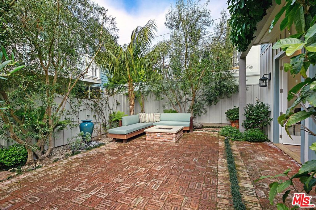 216 1/2 Bicknell Avenue