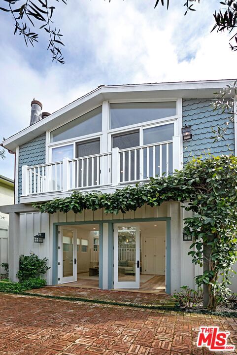 216 1/2 Bicknell Avenue