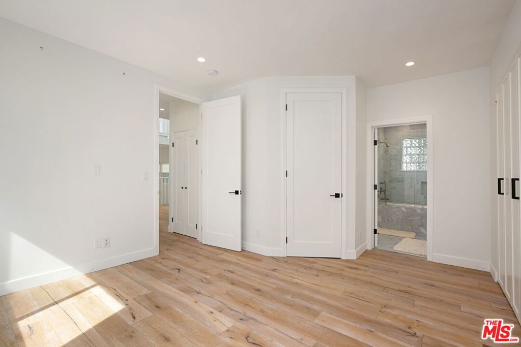 216 1/2 Bicknell Avenue
