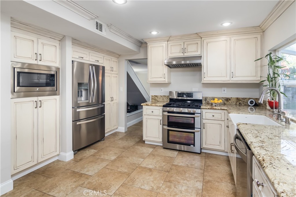 24331 Clipstone Street