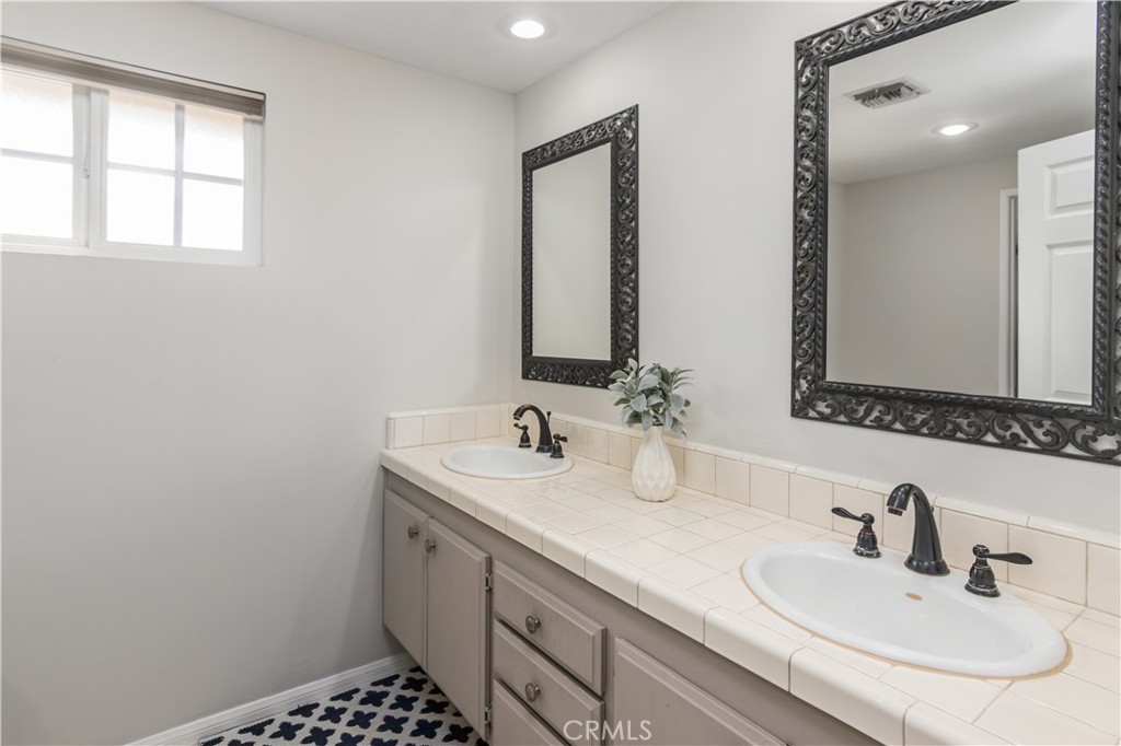 24331 Clipstone Street