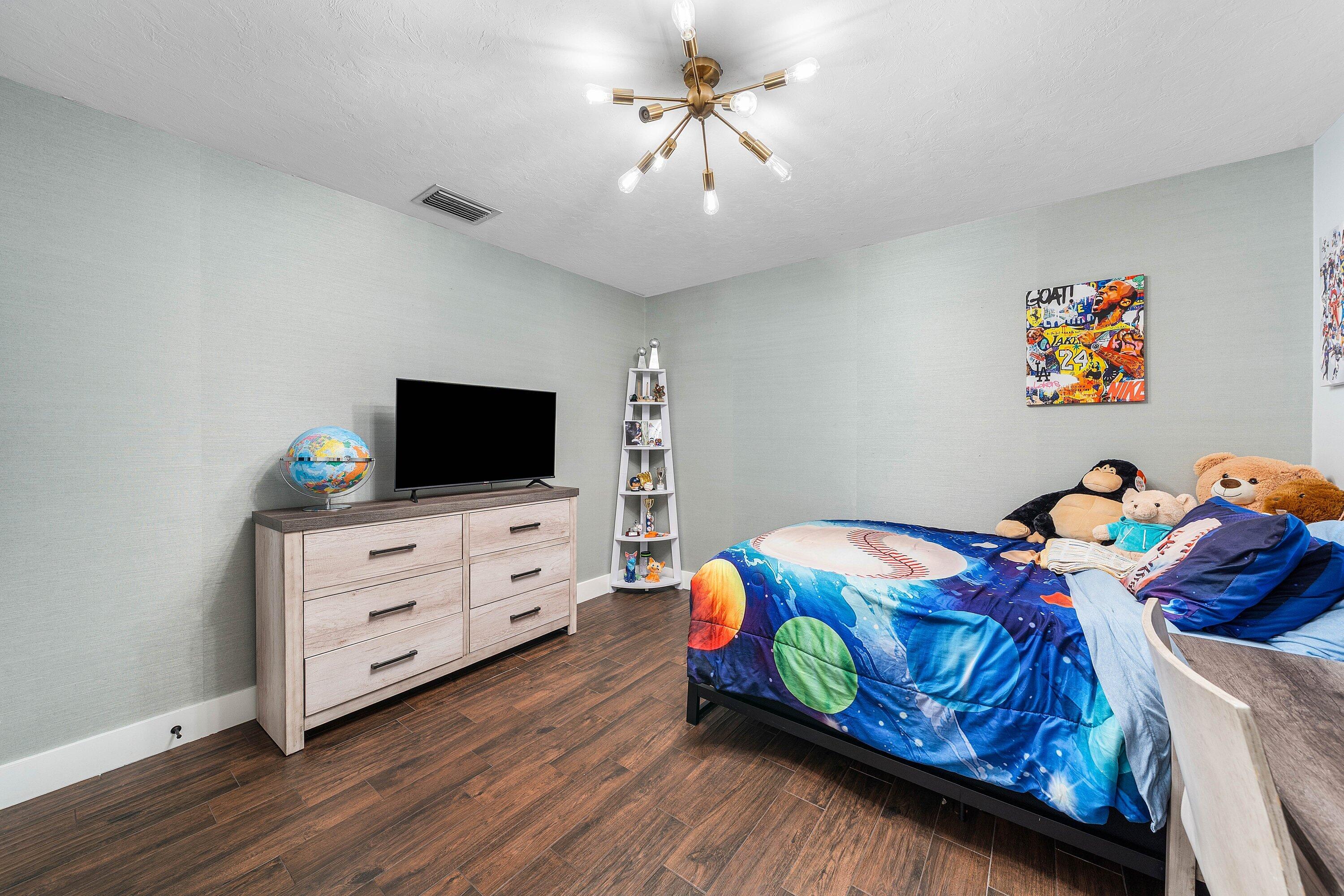 916 SW 37th Court