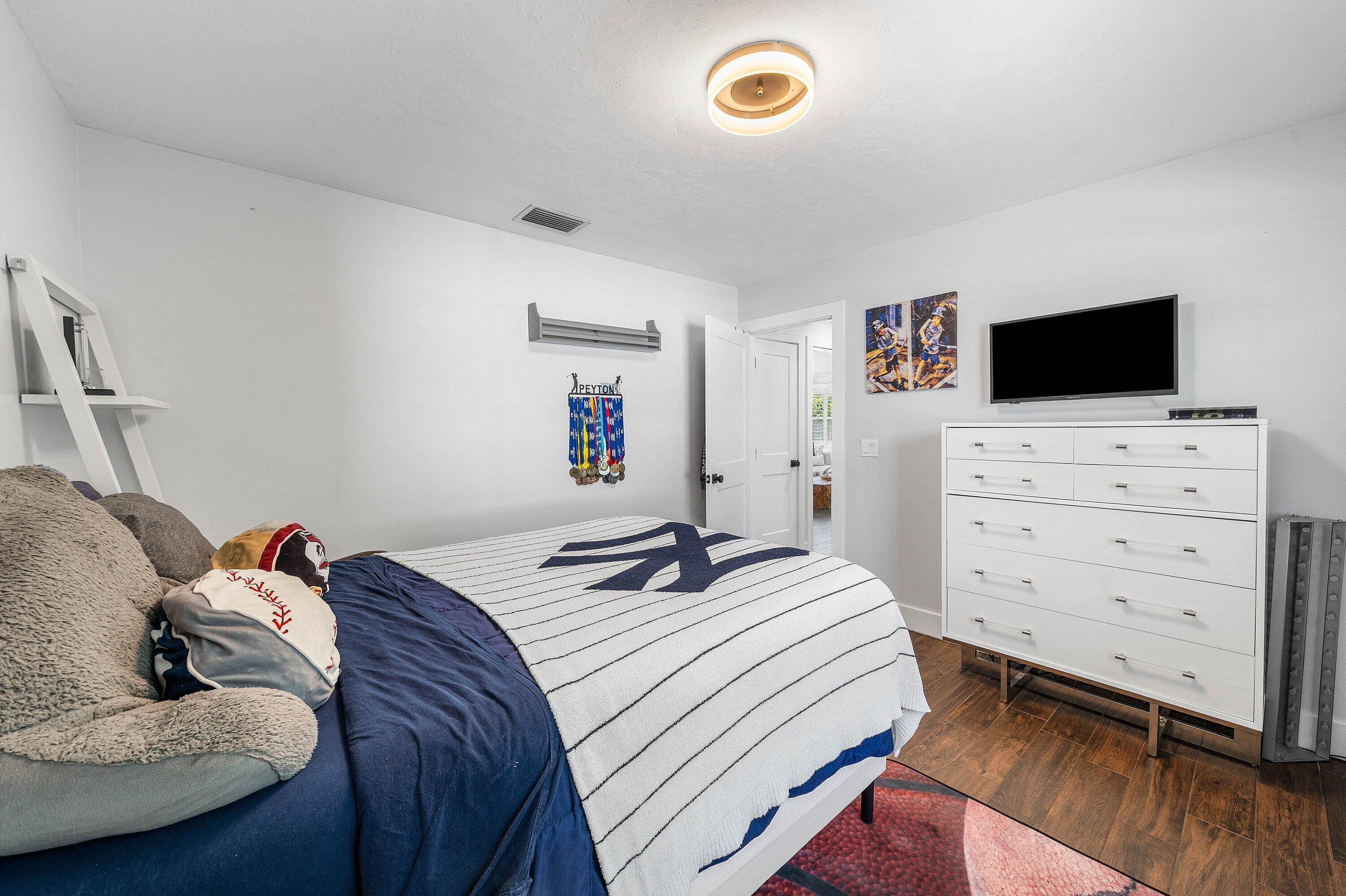 916 SW 37th Court