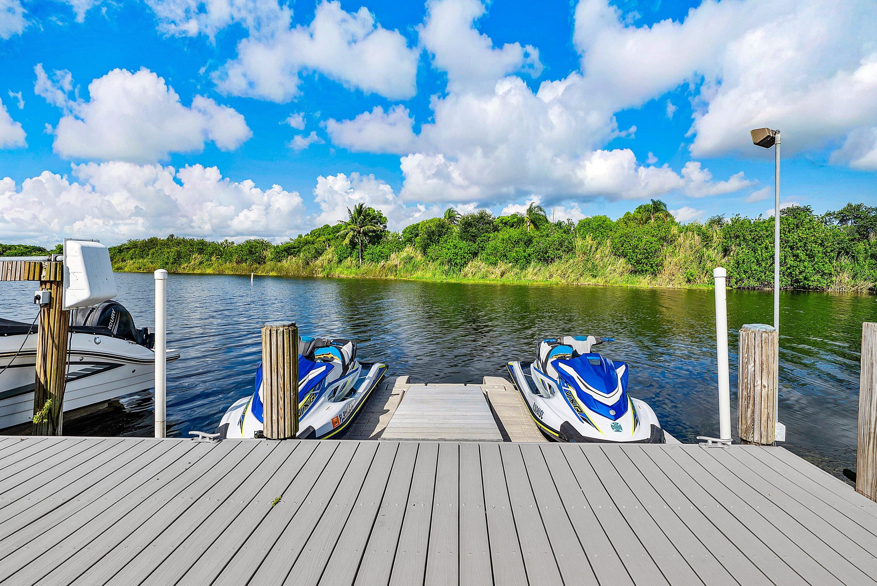 3815 S LAKE Drive