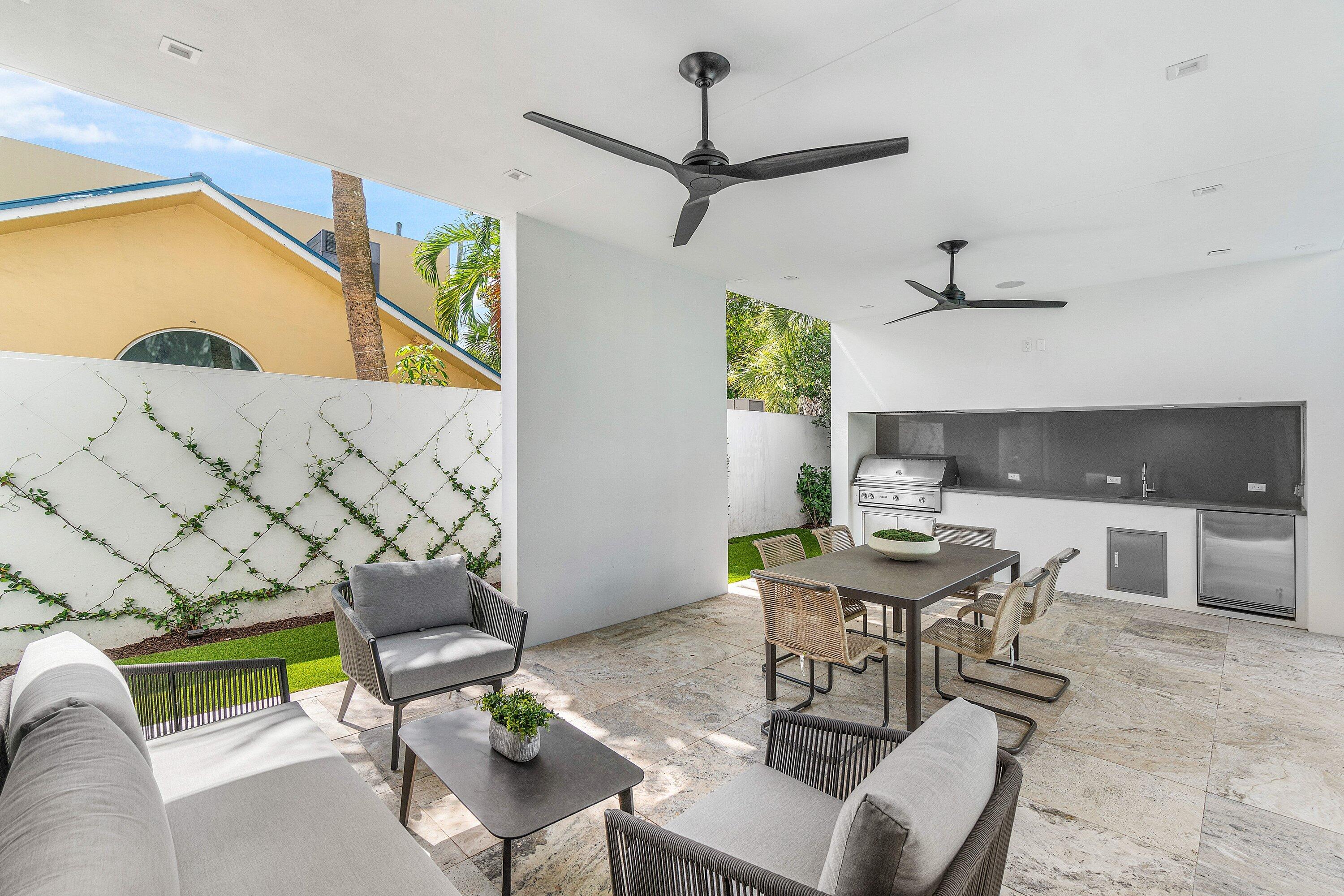 810 Palm Trail