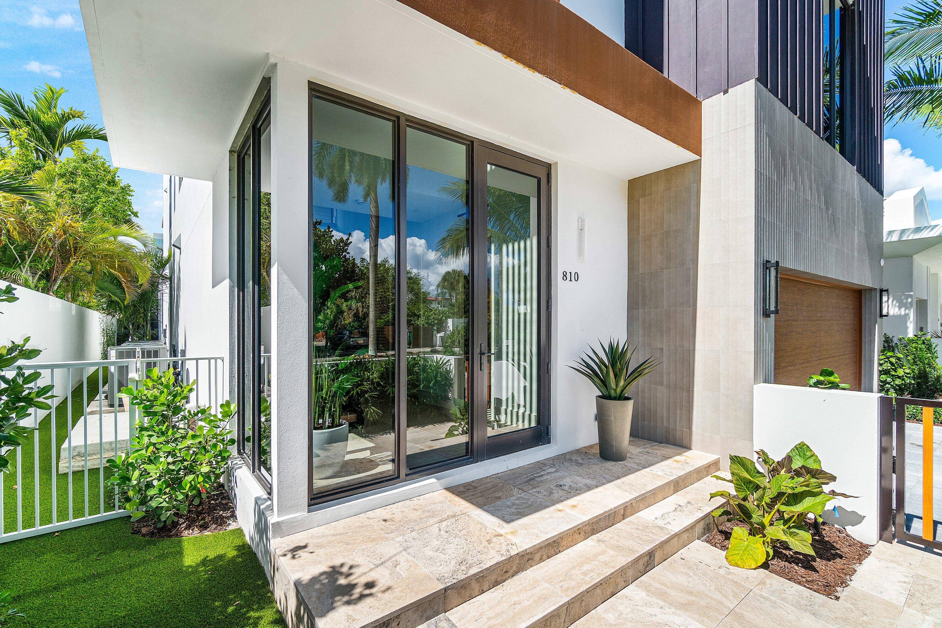810 Palm Trail