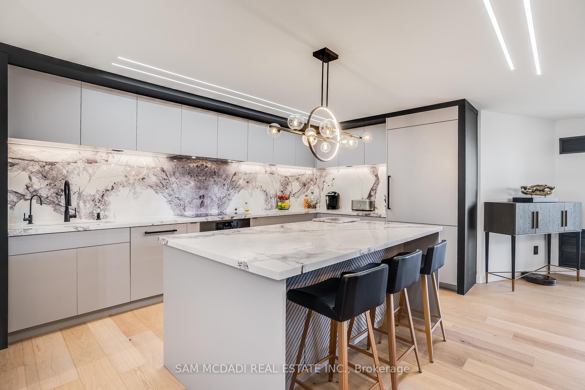 5444 Yonge Street 304