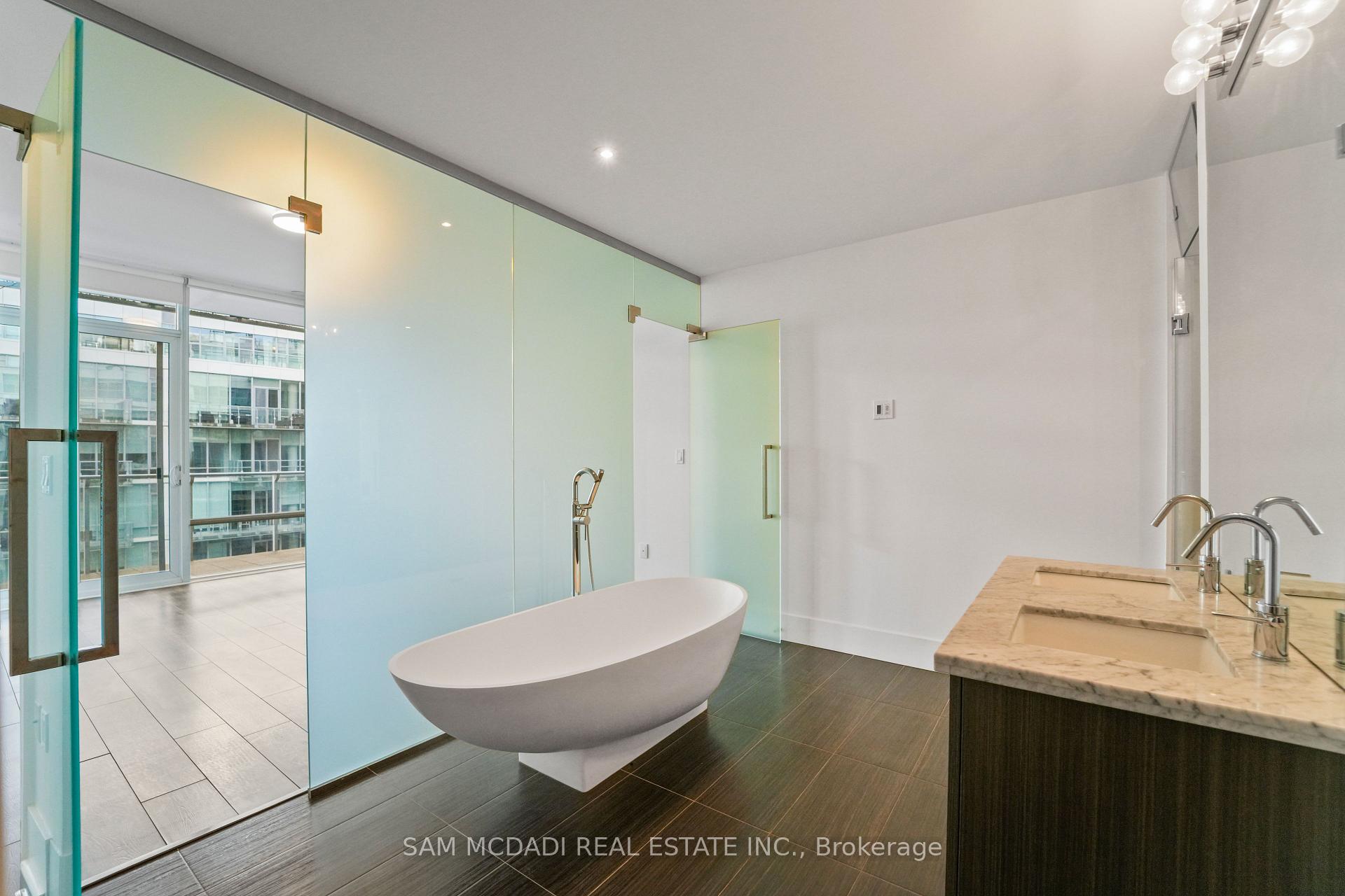 29 Queens Quay E 914