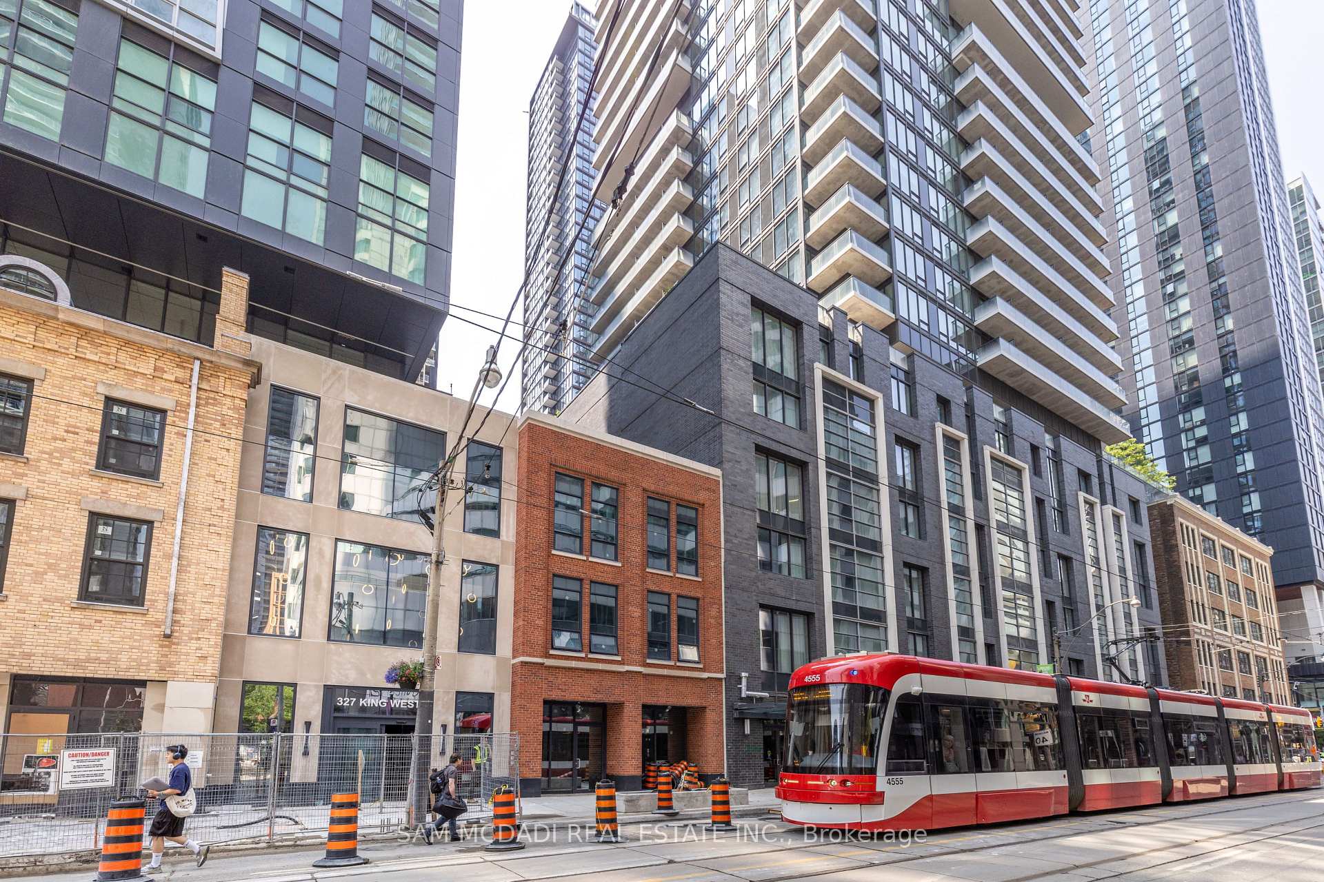 327 King Street W 602