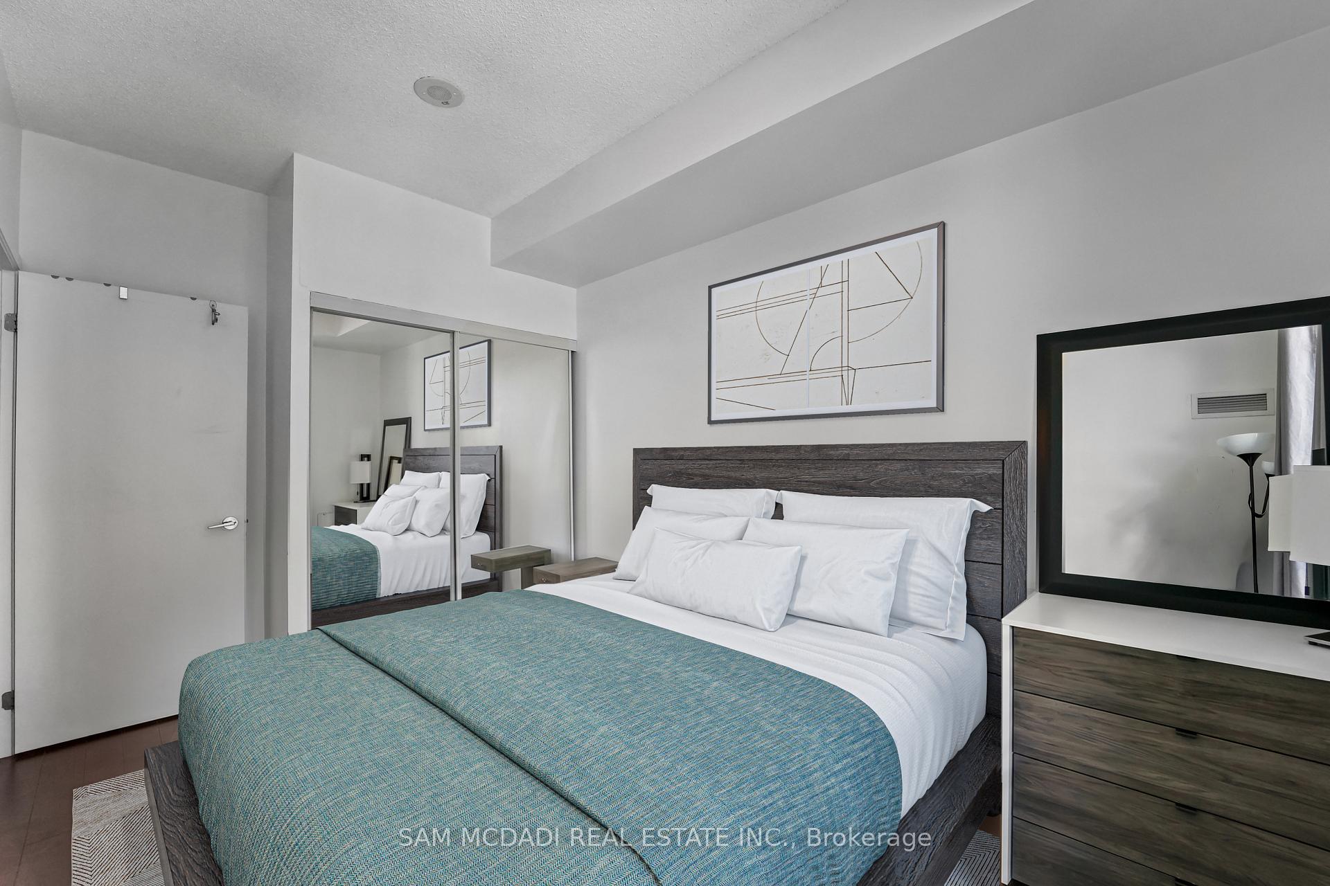 18 Harbour Street 2304, Toronto Unit: 2304