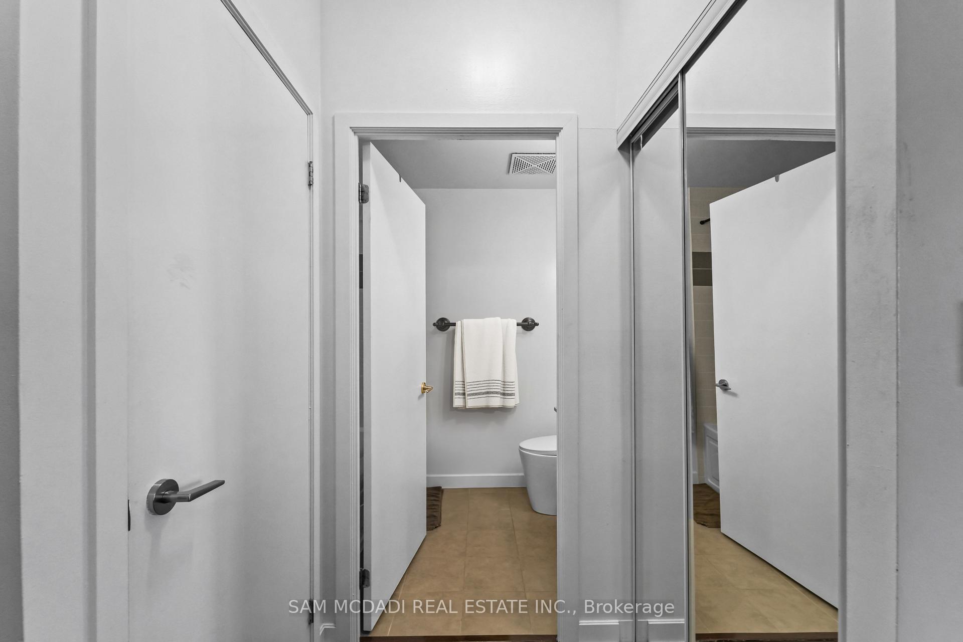 18 Harbour Street 2304, Toronto Unit: 2304