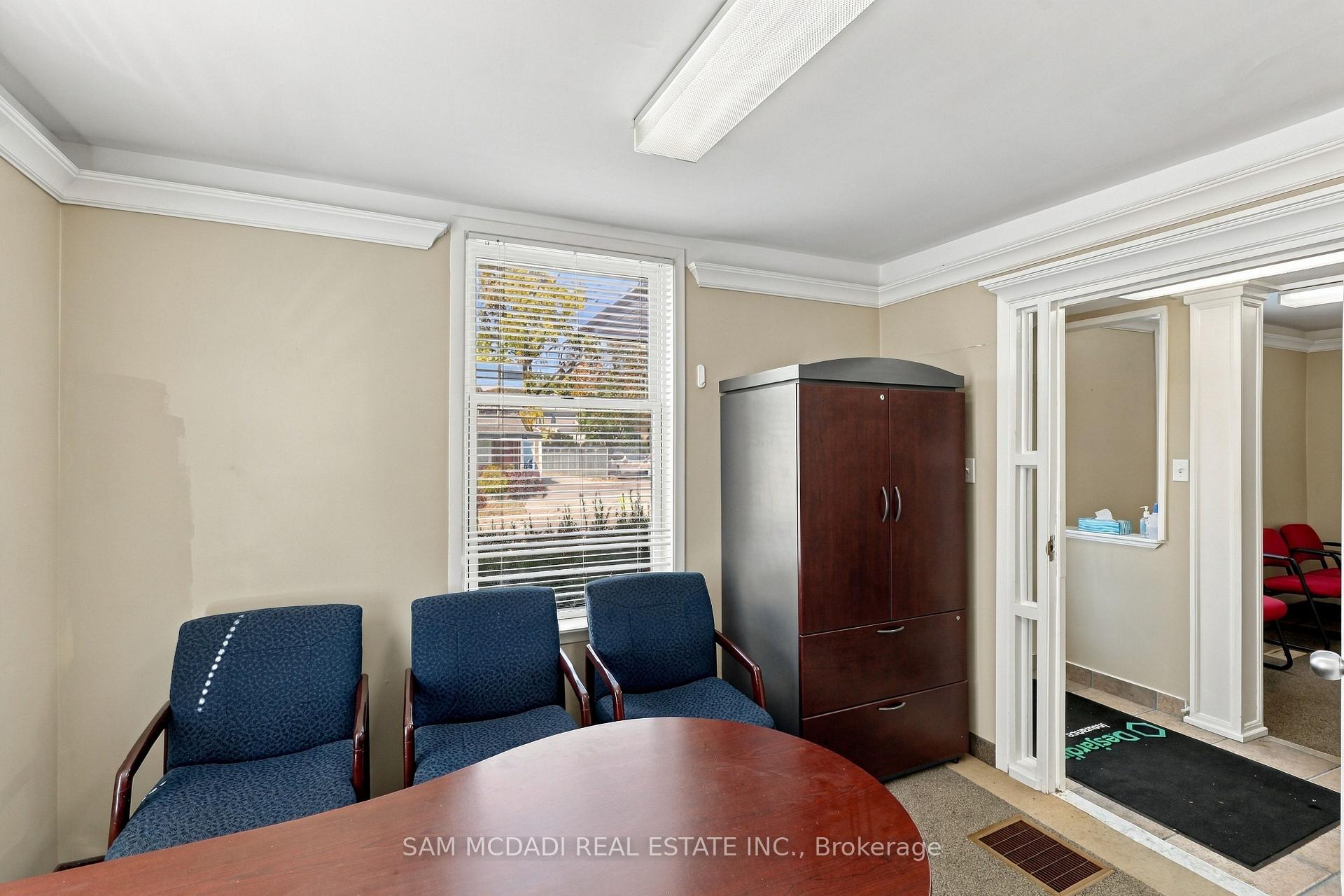 571 Kingston Road W