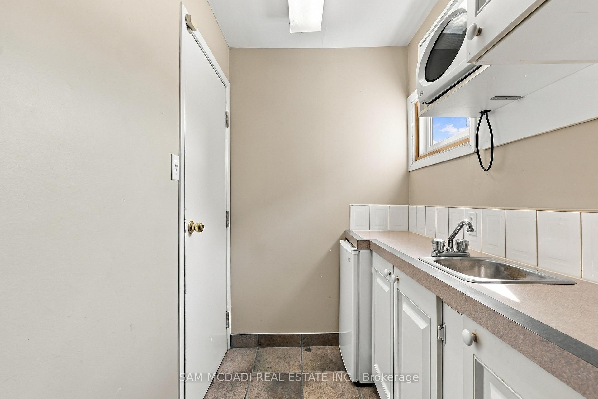 571 Kingston Road W