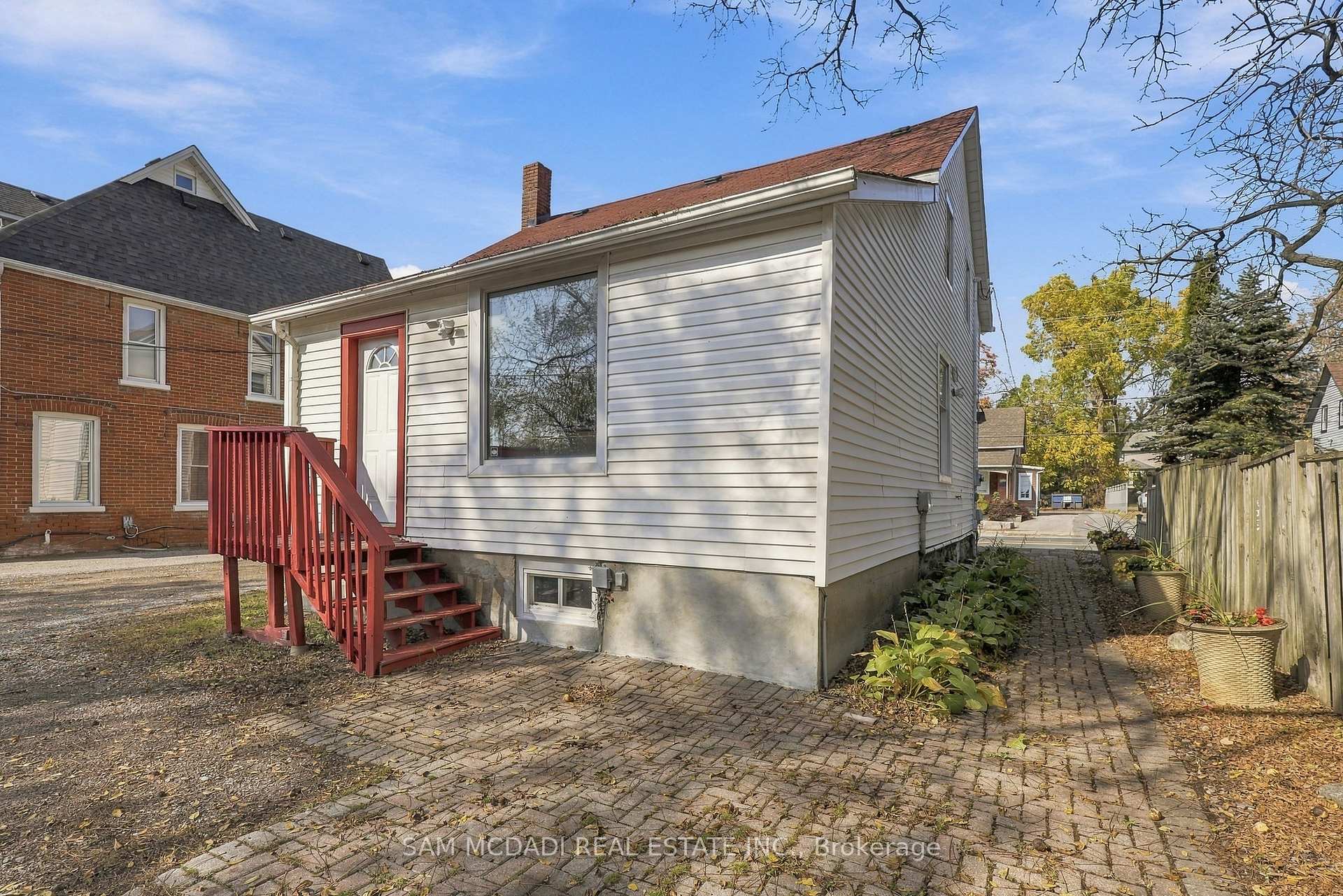 571 Kingston Road W