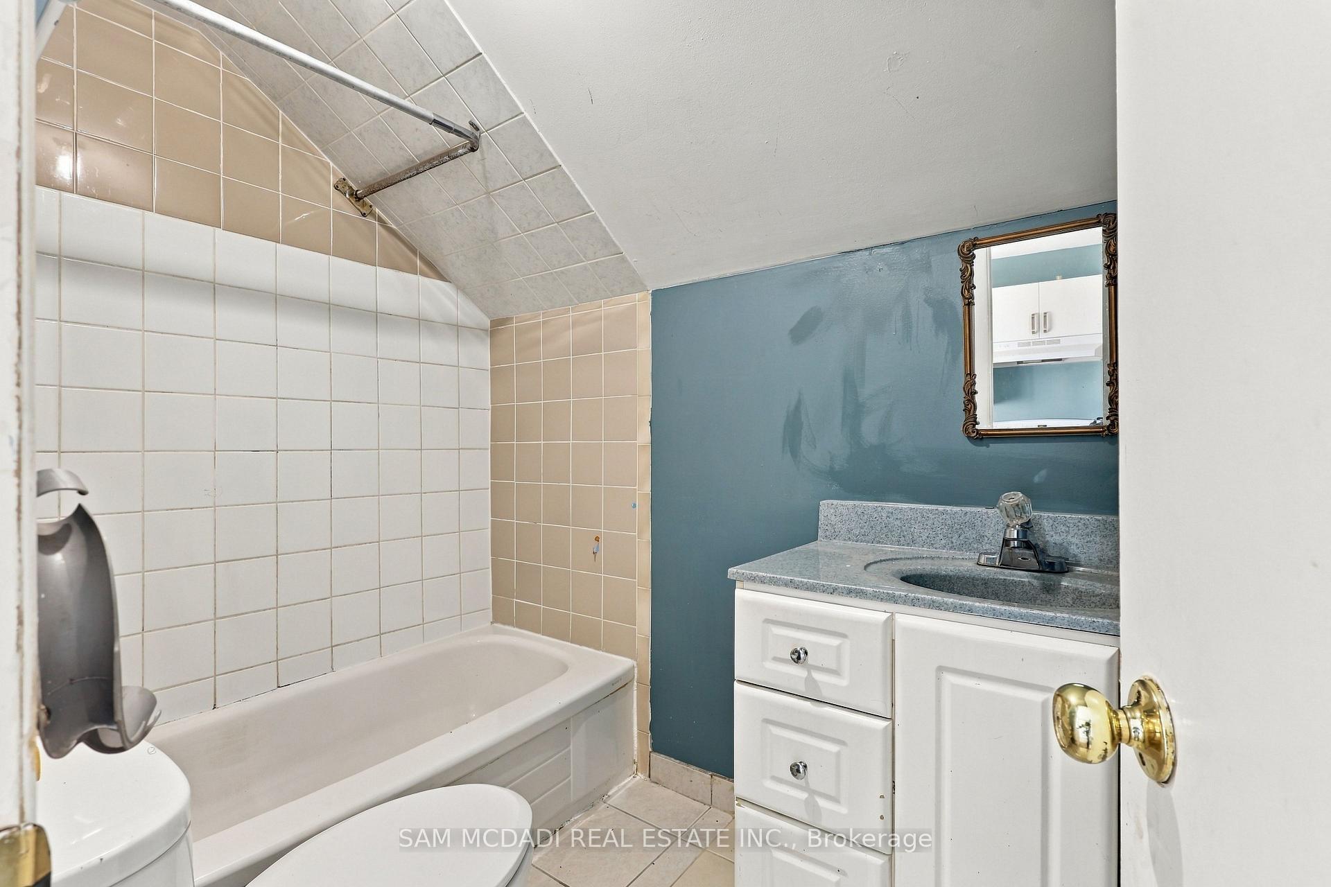 571 Kingston Road W