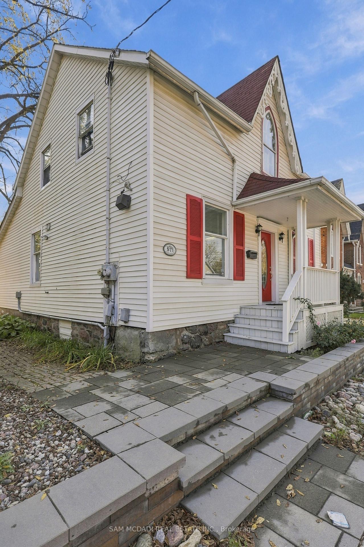 571 Kingston Road W