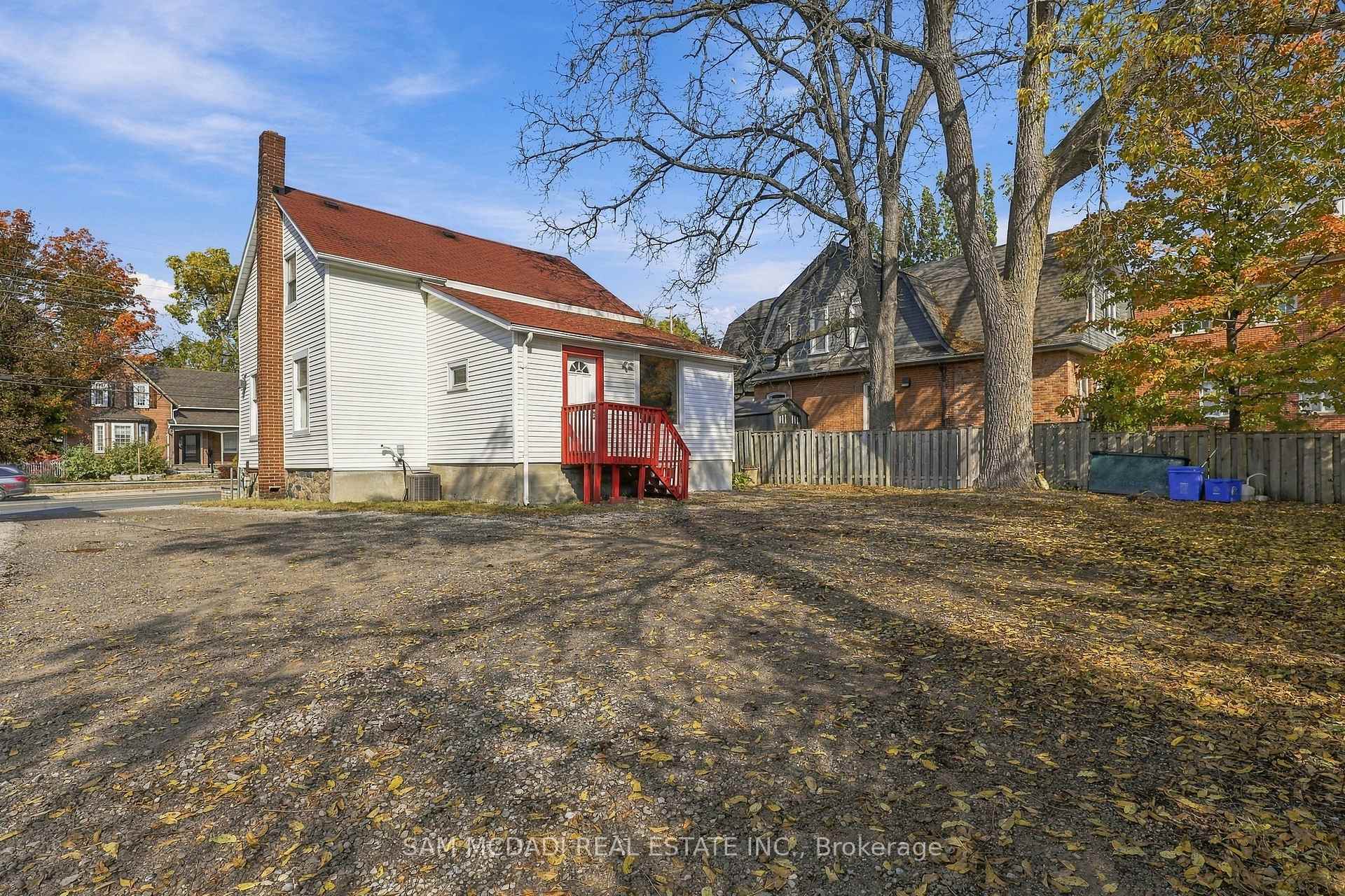571 Kingston Road W