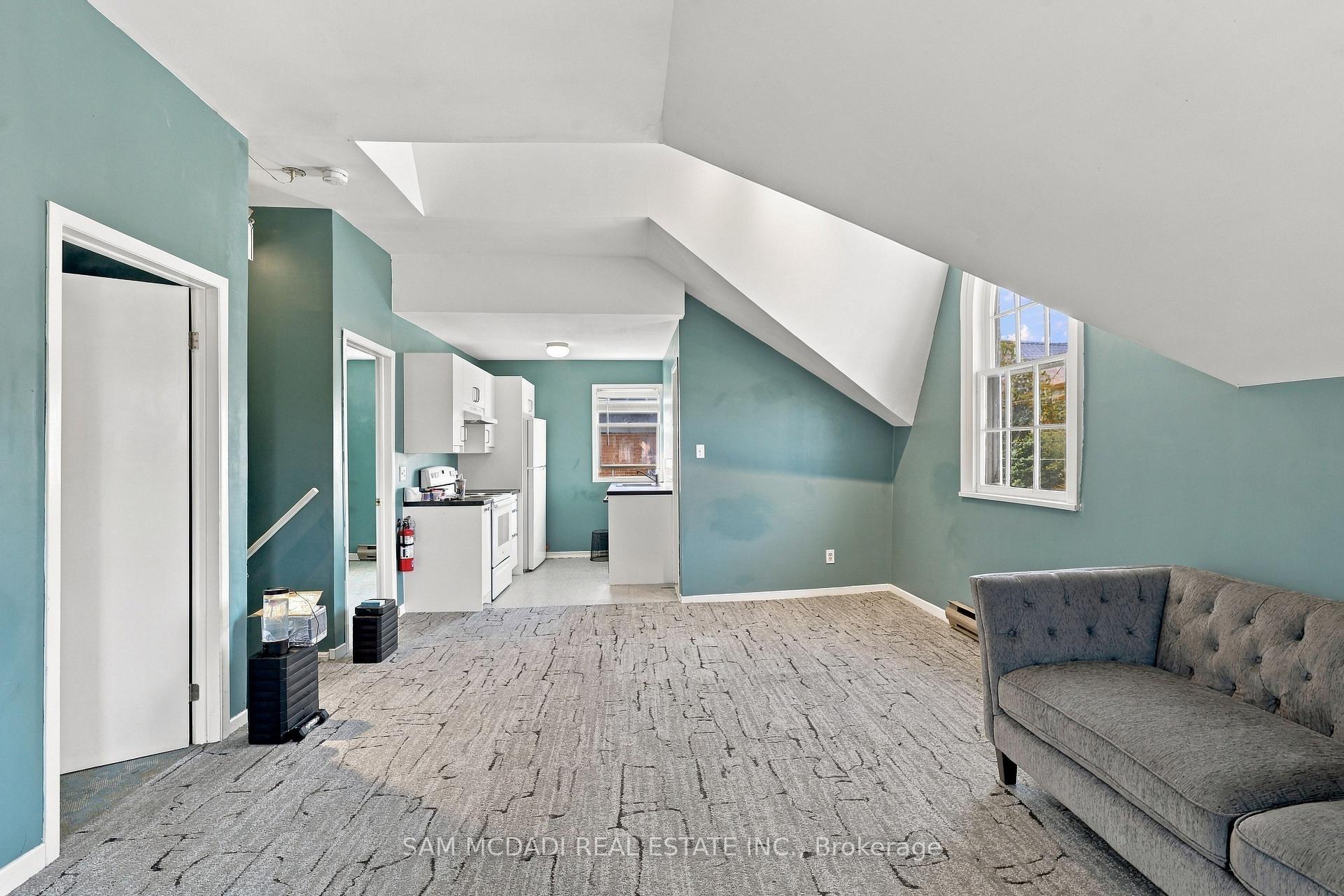 571 Kingston Road W