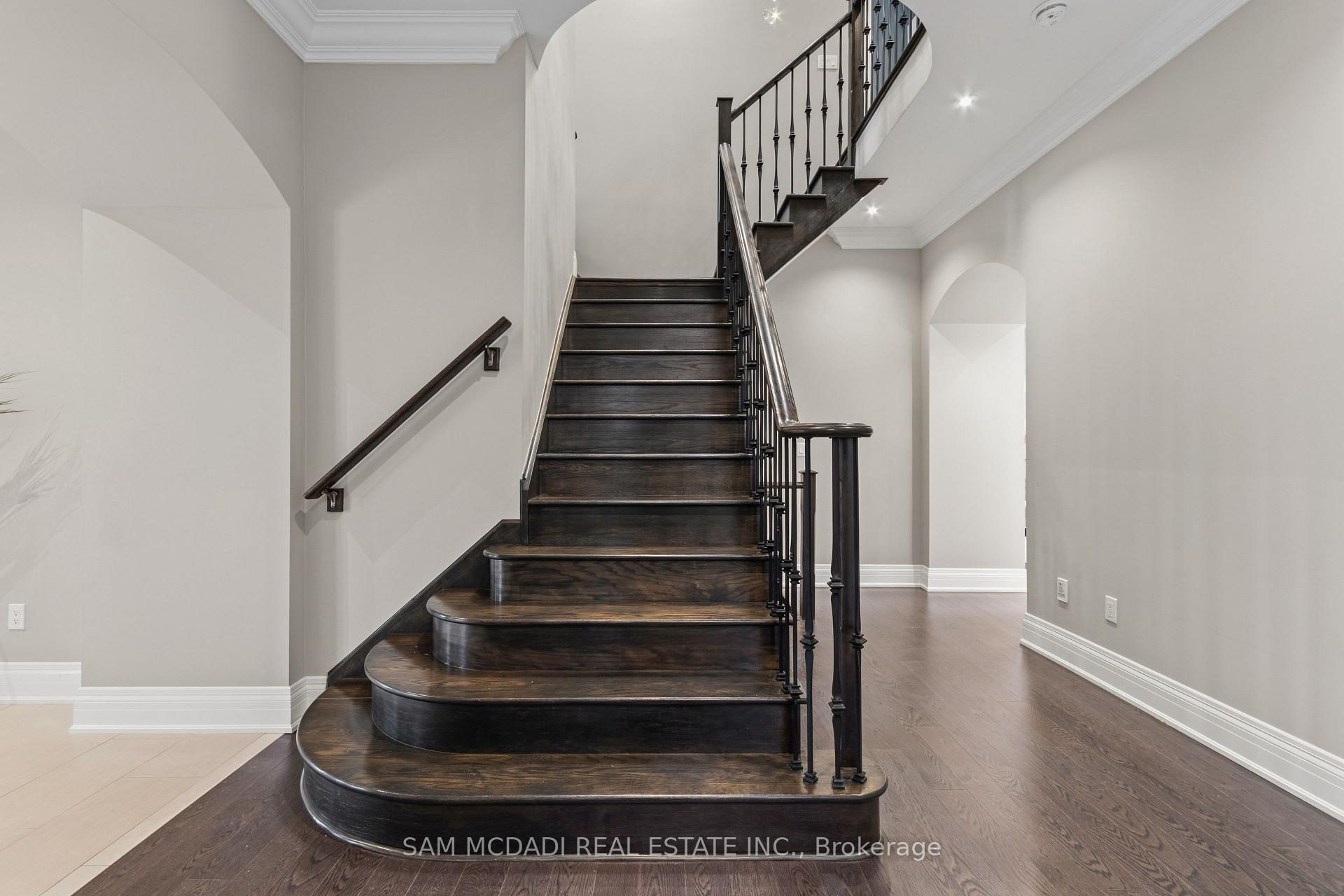 92 Heintzman Crescent