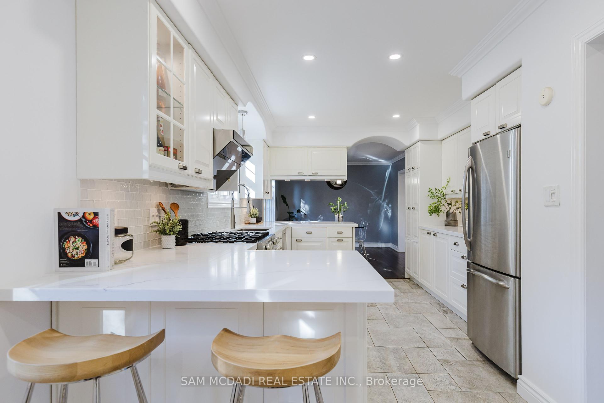 3325 Lakeshore Road
