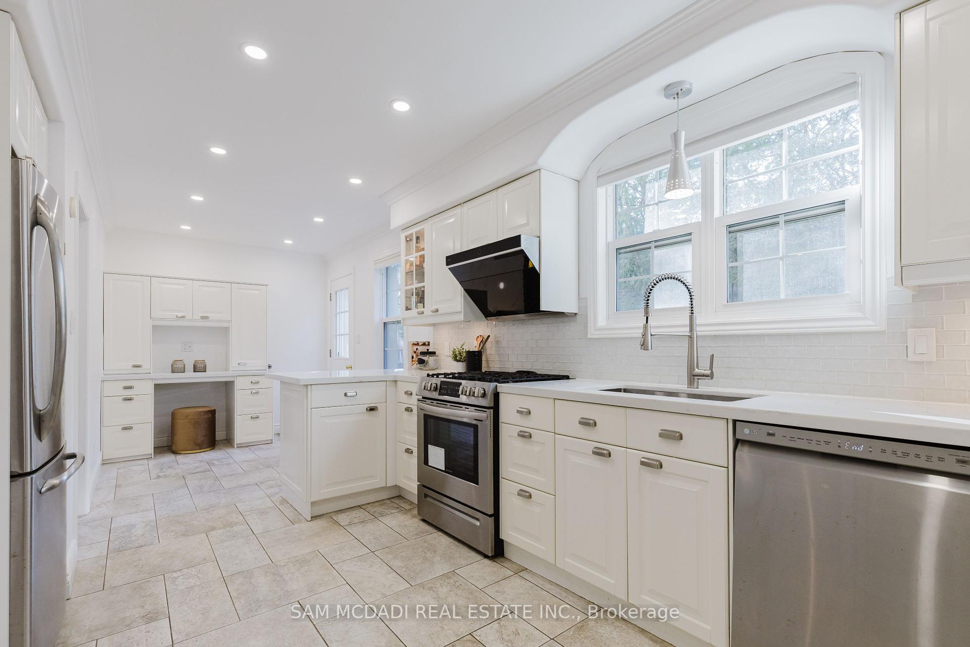 3325 Lakeshore Road