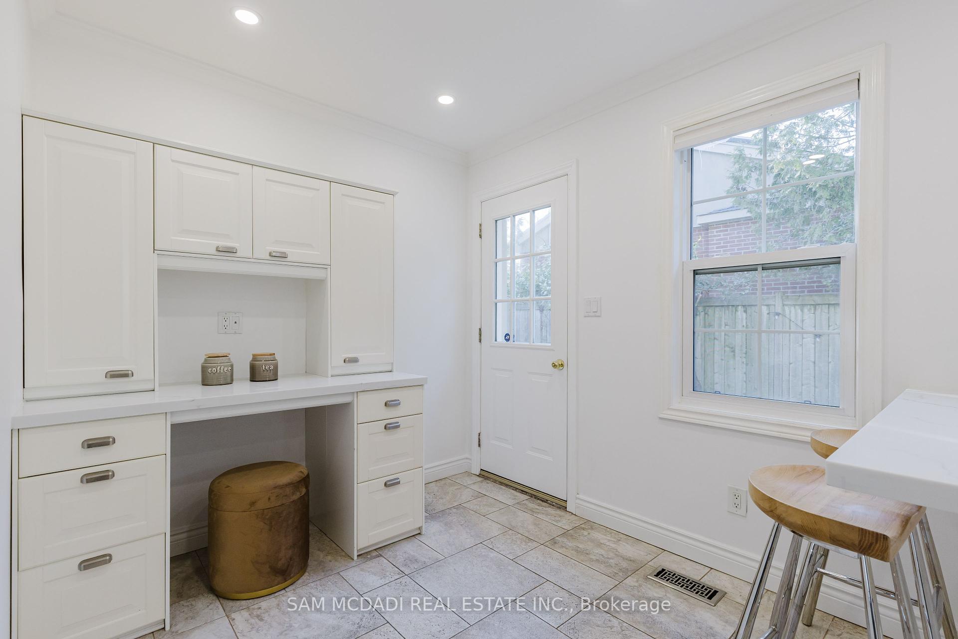 3325 Lakeshore Road