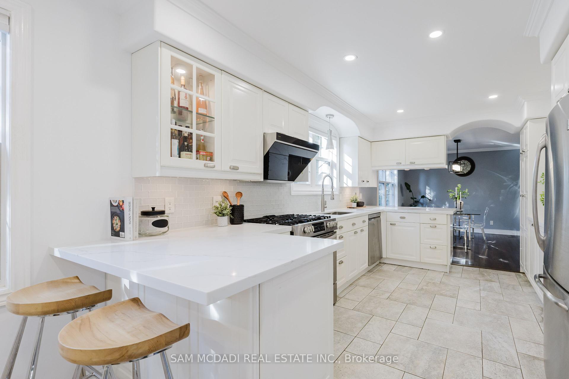3325 Lakeshore Road