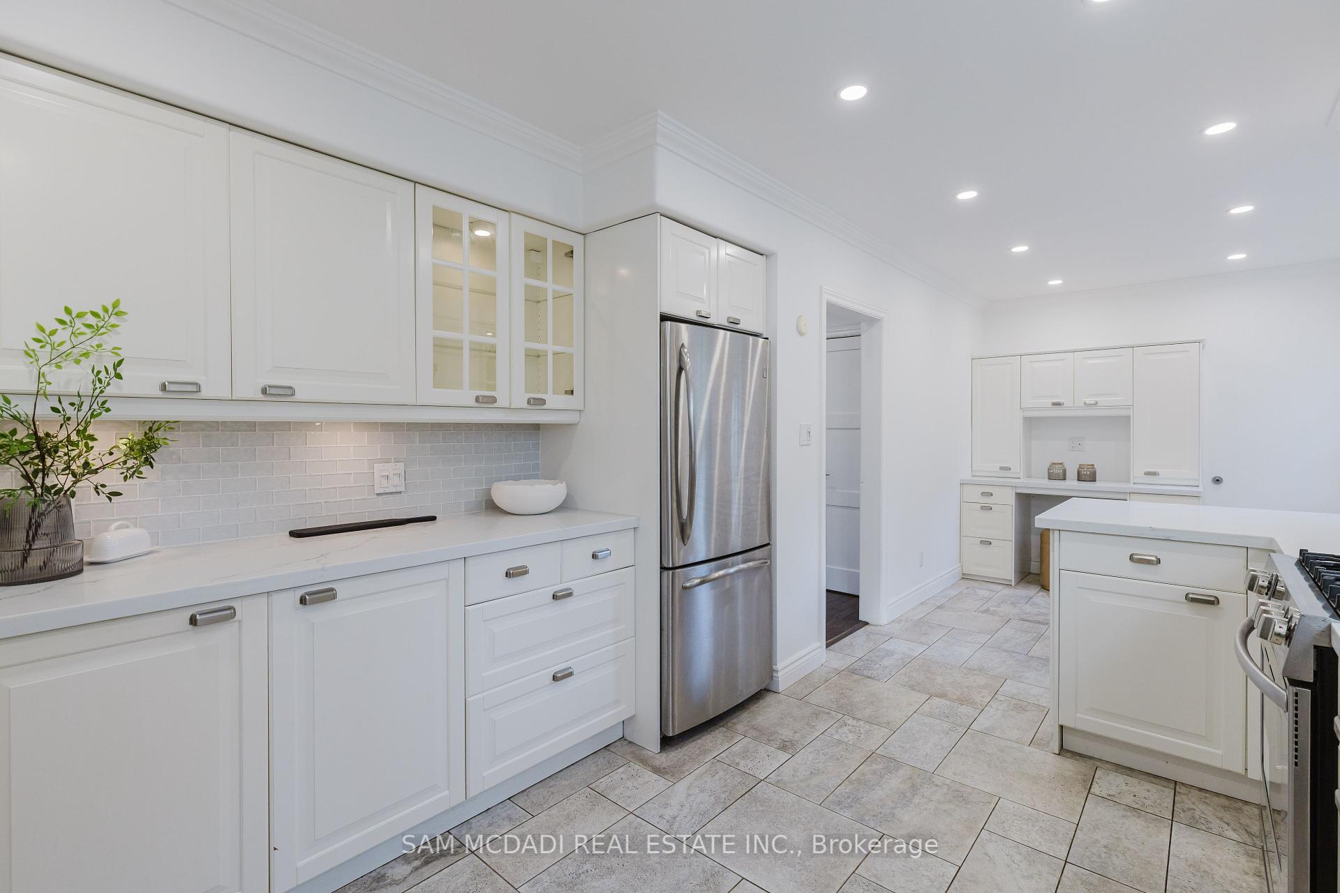 3325 Lakeshore Road