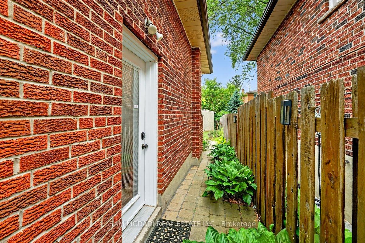 42 Peter Street N