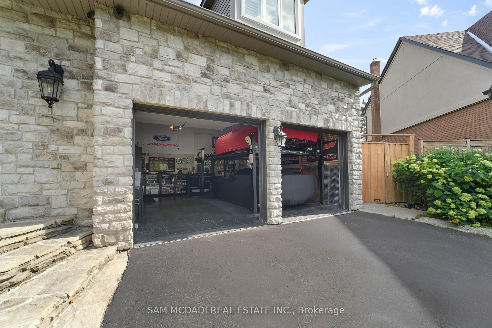 2592 Barrisdale Court
