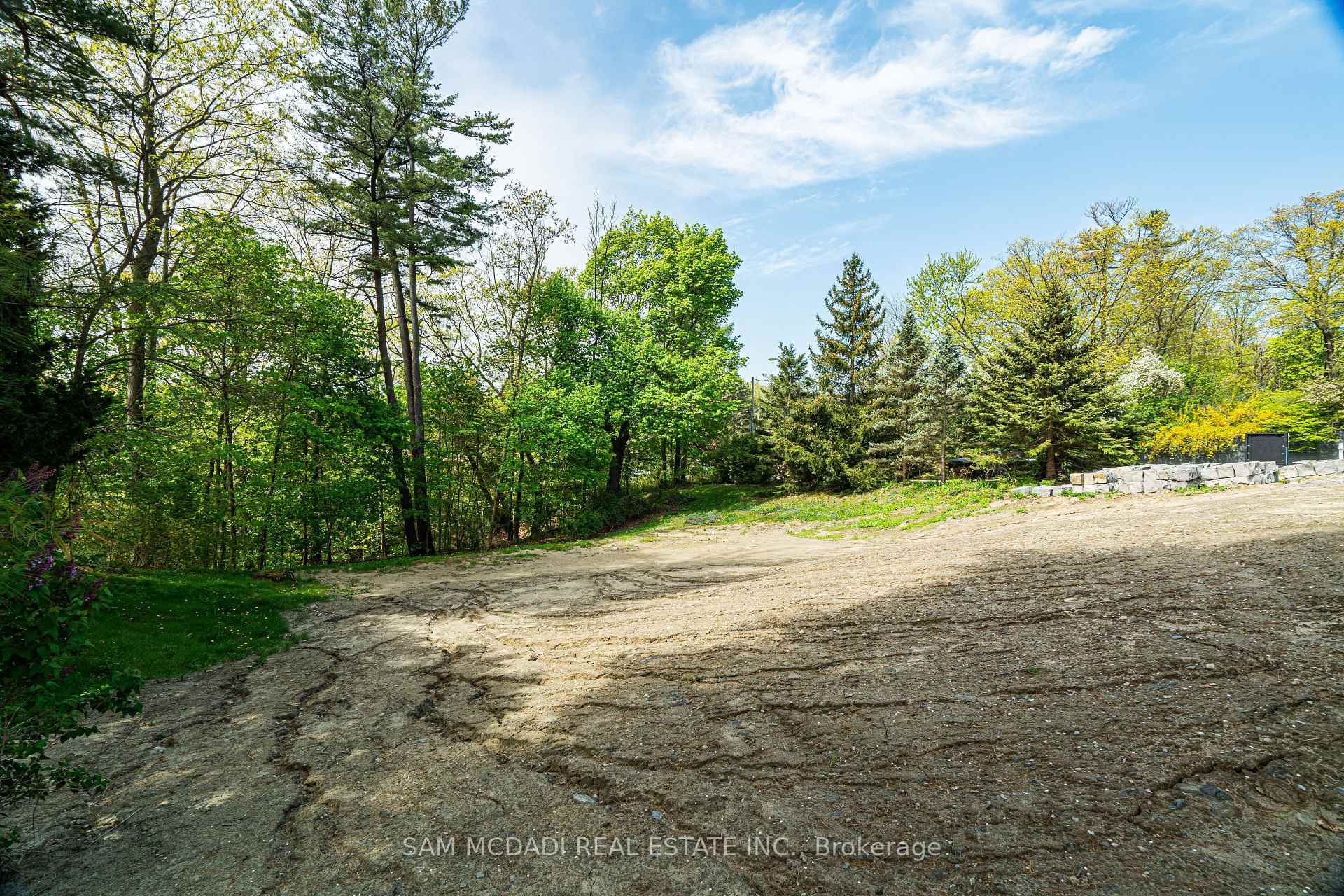 1470 Pinetree Crescent