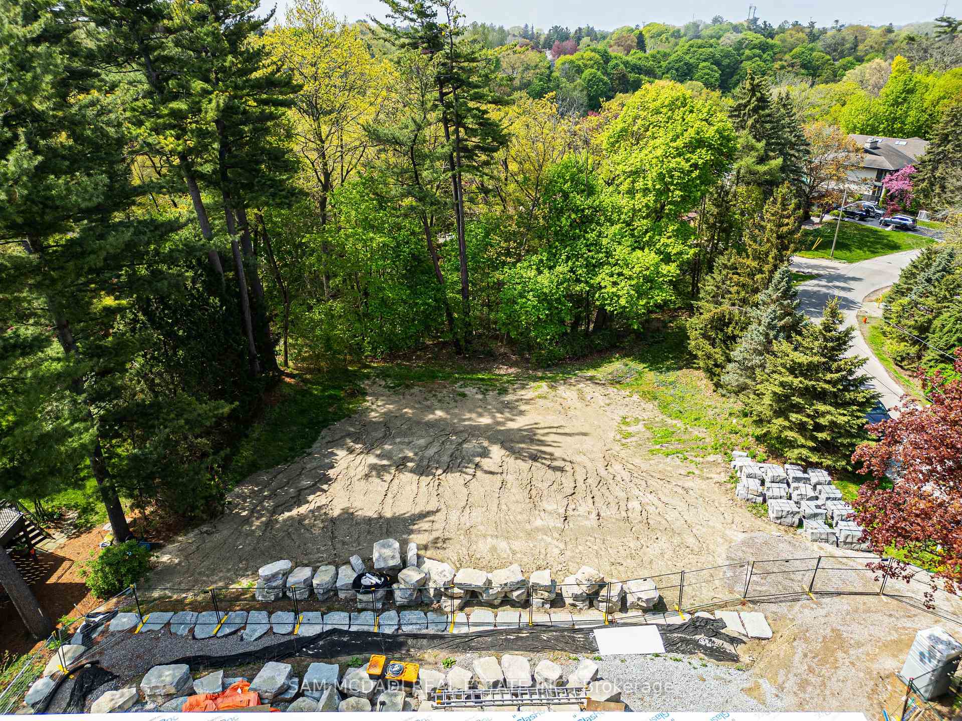 1470 Pinetree Crescent