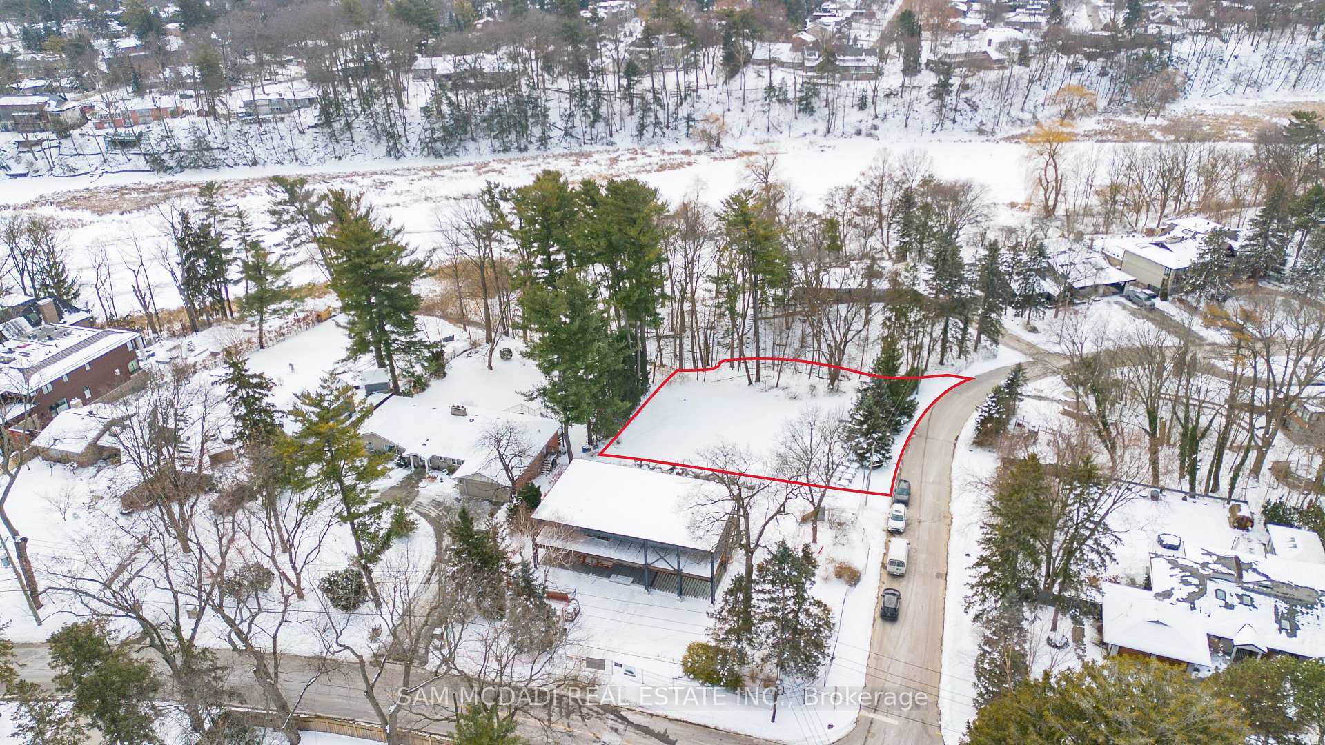 1470 Pinetree Crescent