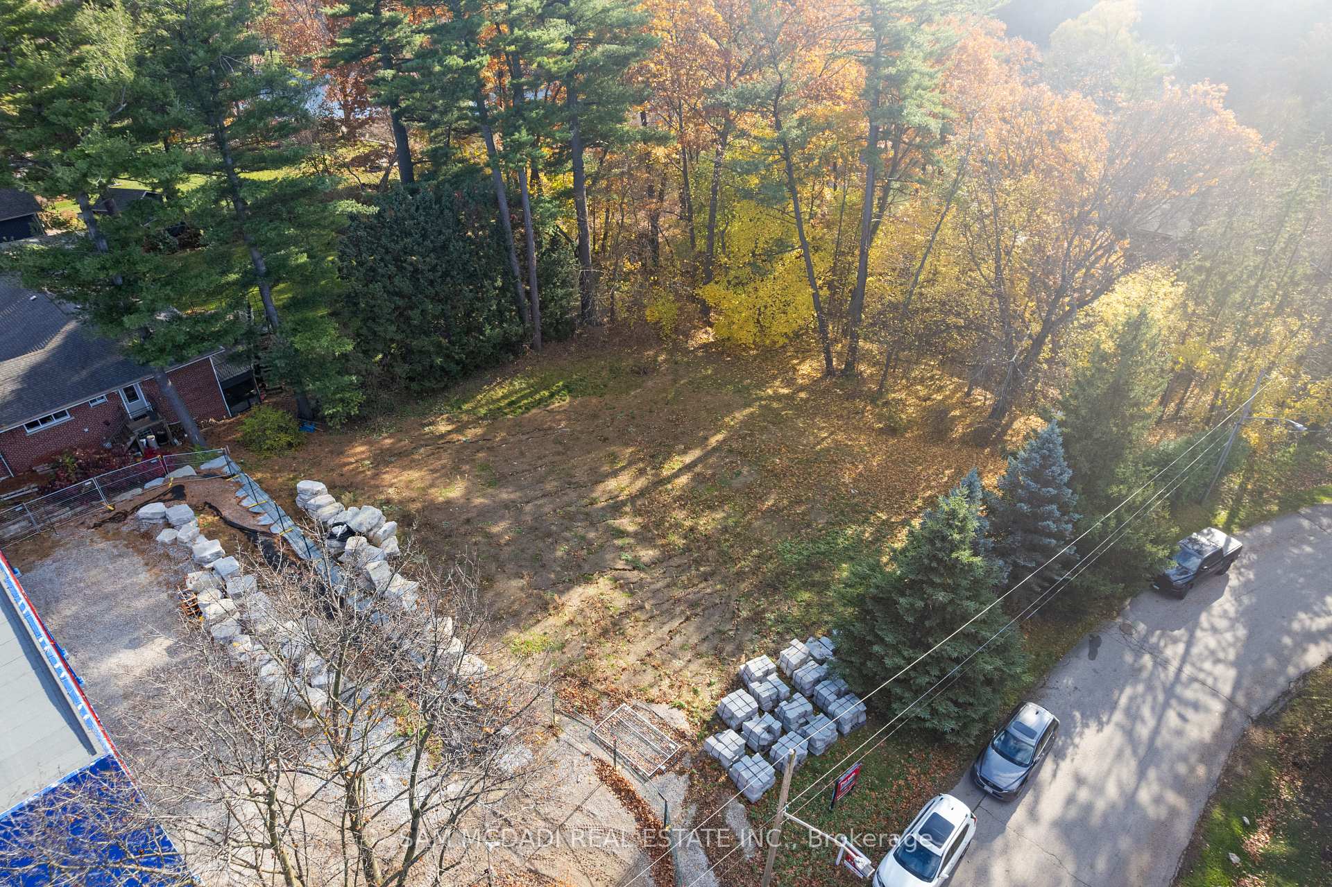 1470 Pinetree Crescent