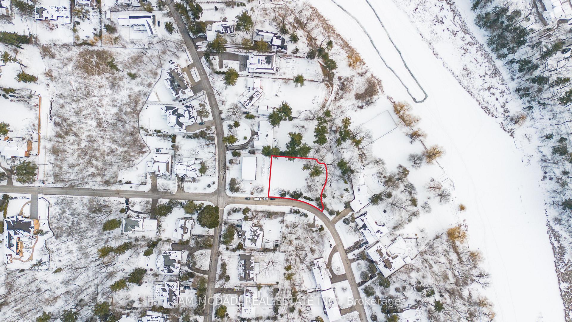 1470 Pinetree Crescent