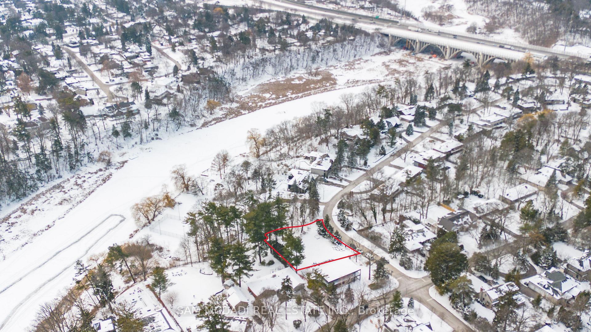 1470 Pinetree Crescent