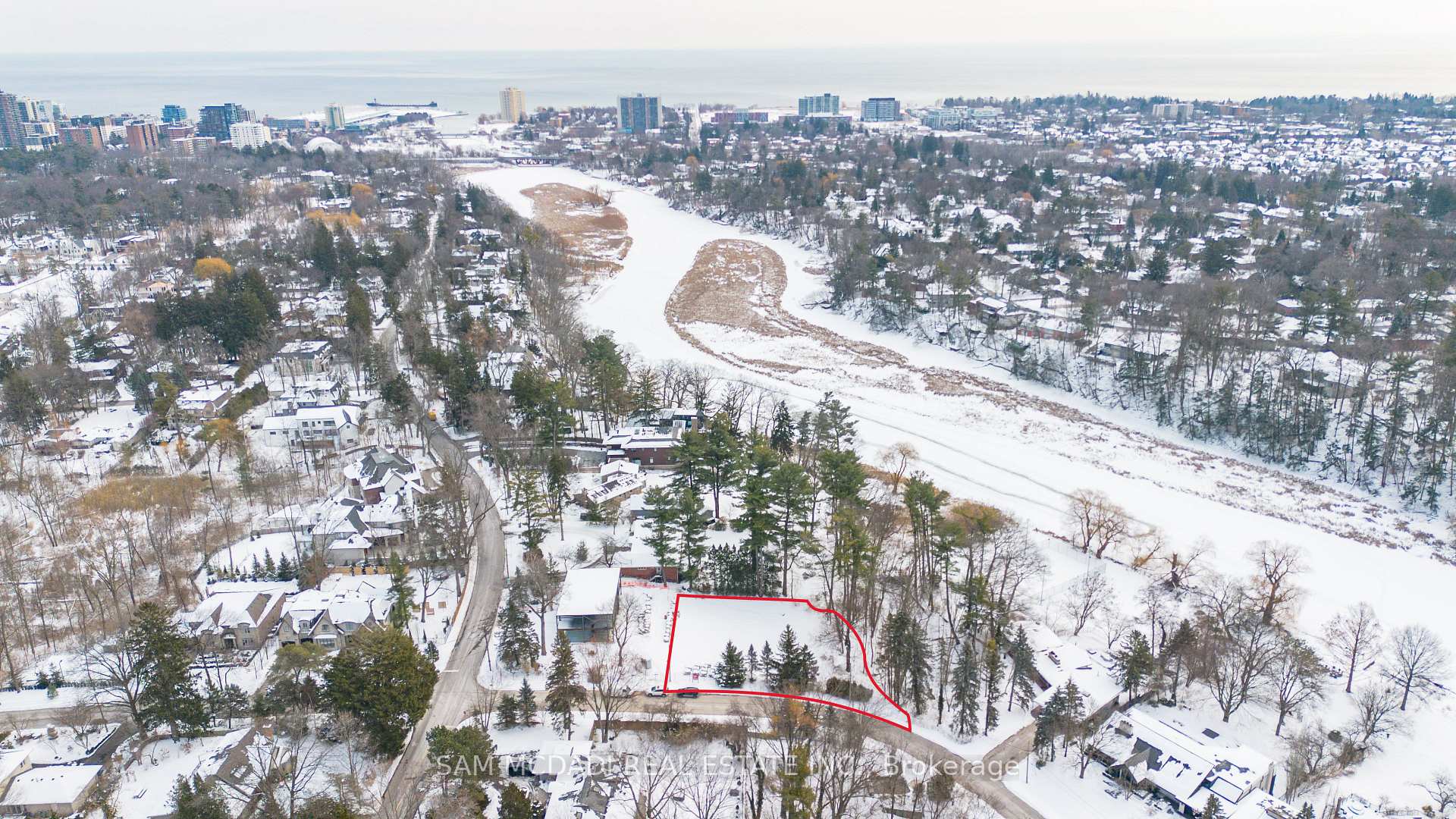 1470 Pinetree Crescent