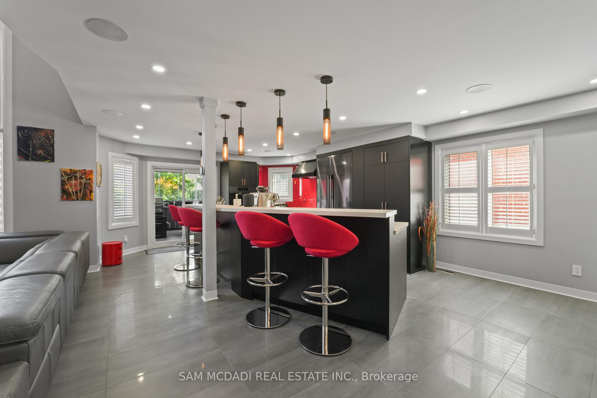 385 Turnberry Crescent