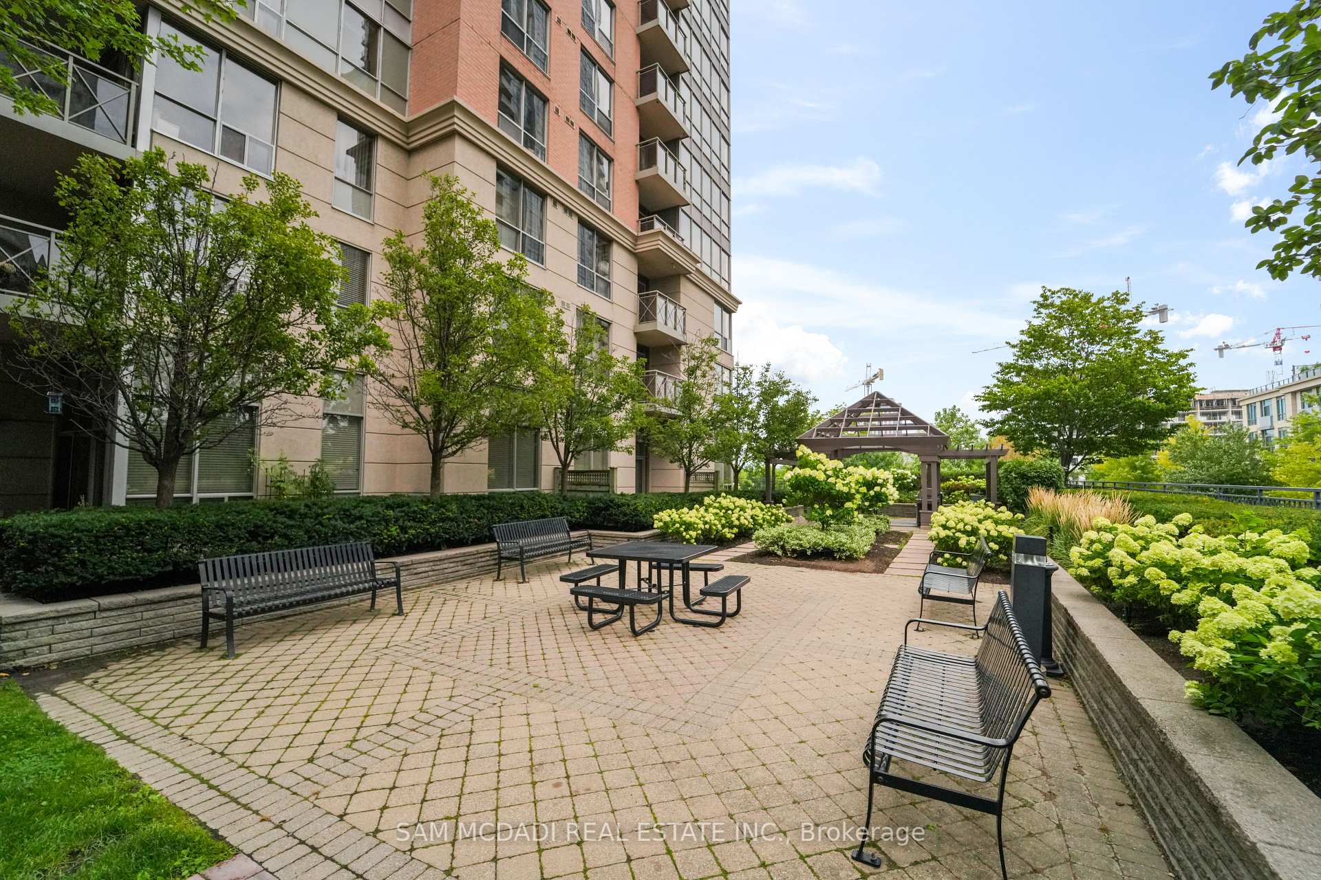 5229 Dundas Street W 2002