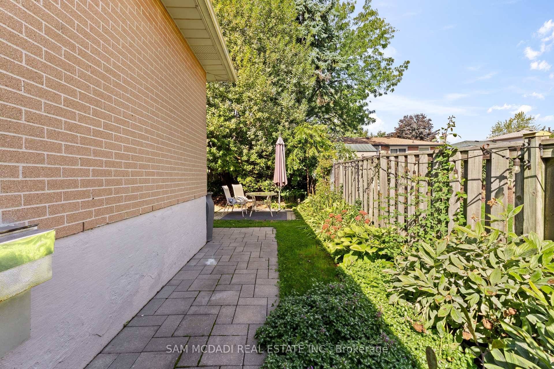 77 Lockton Crescent