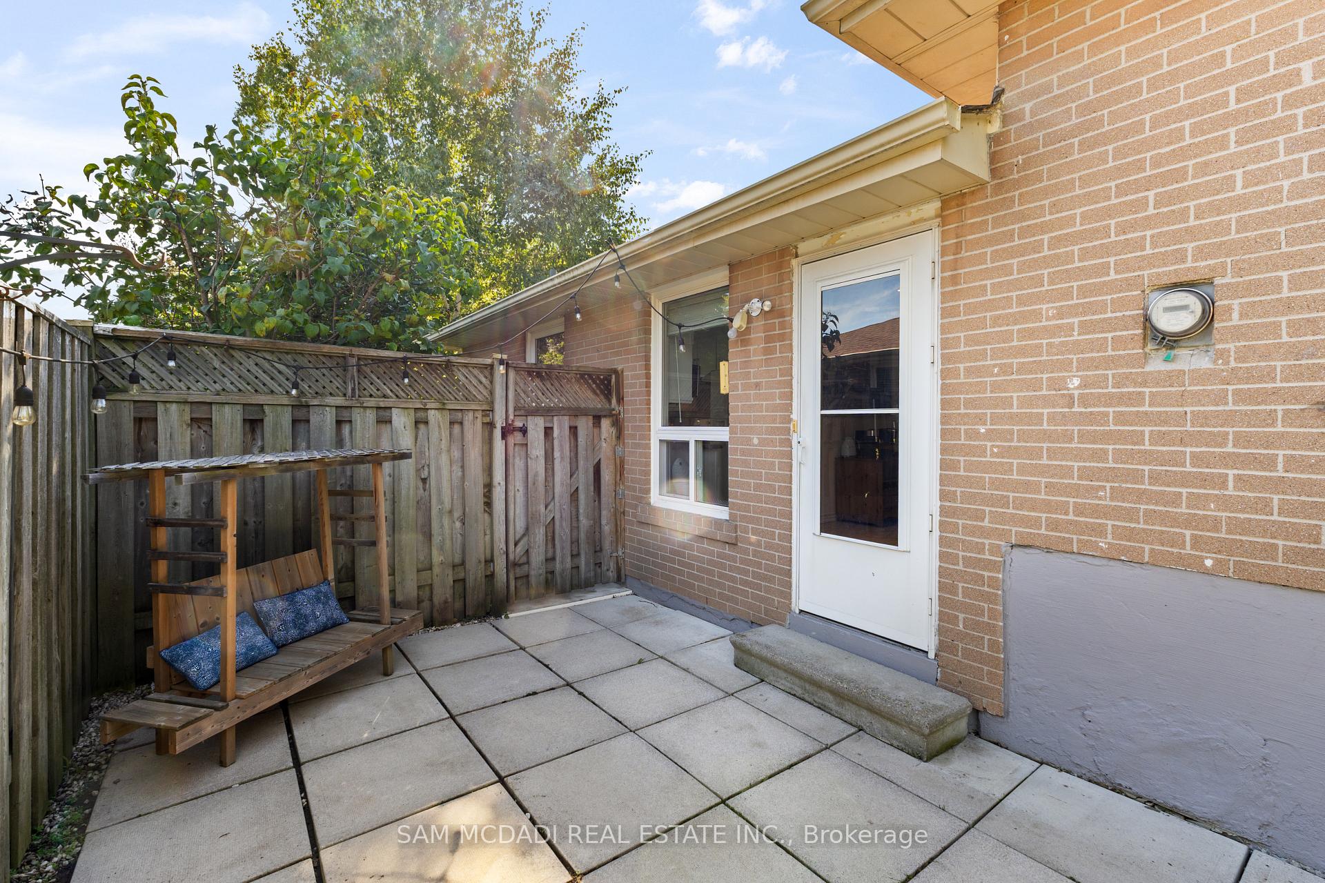 77 Lockton Crescent
