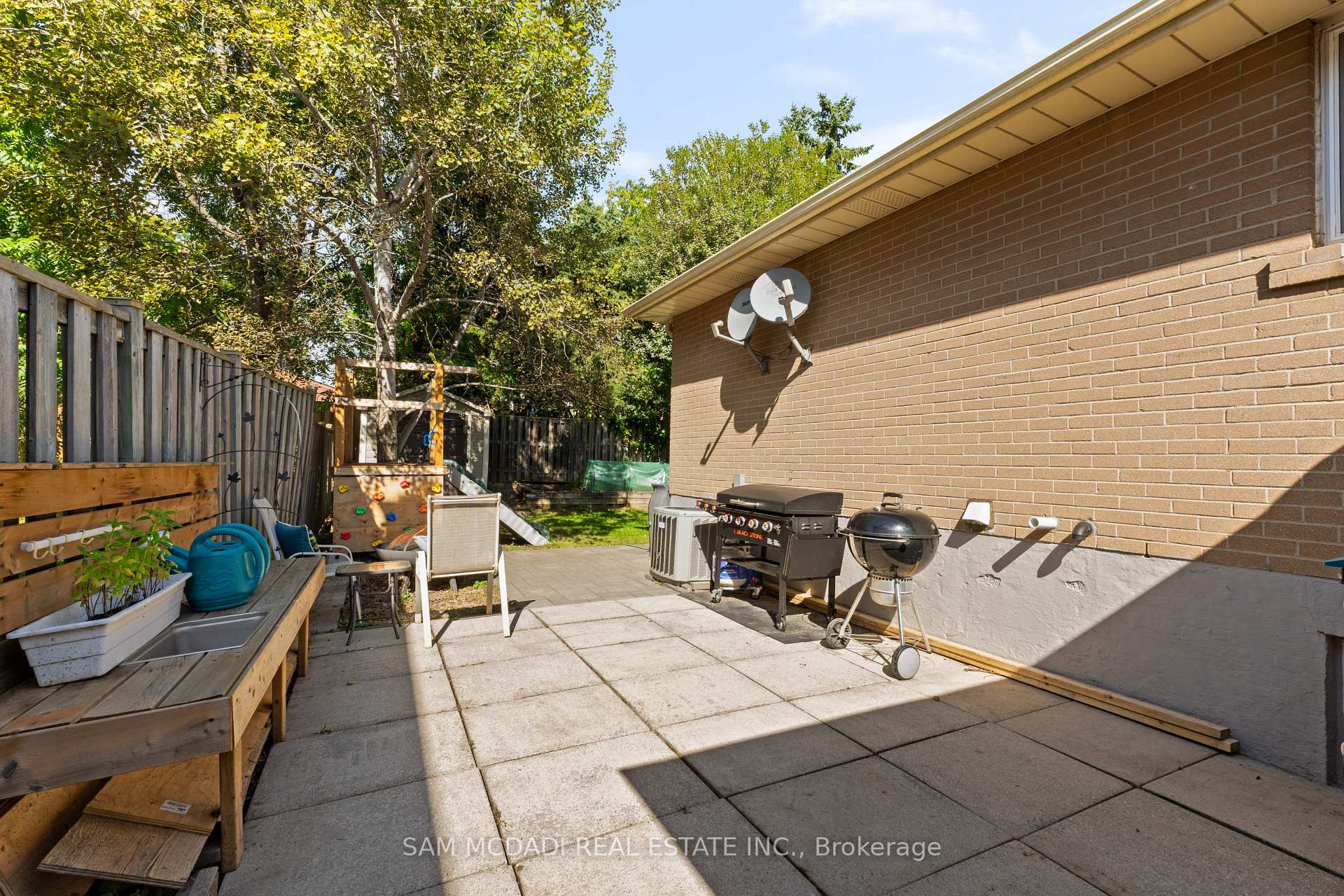 77 Lockton Crescent