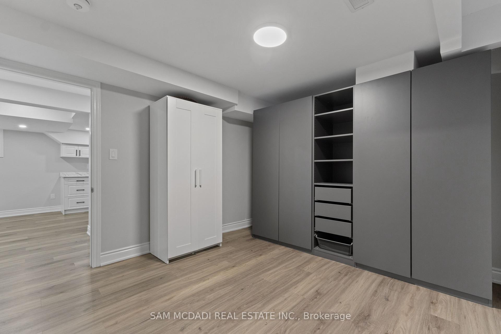 6906 Hickling Crescent