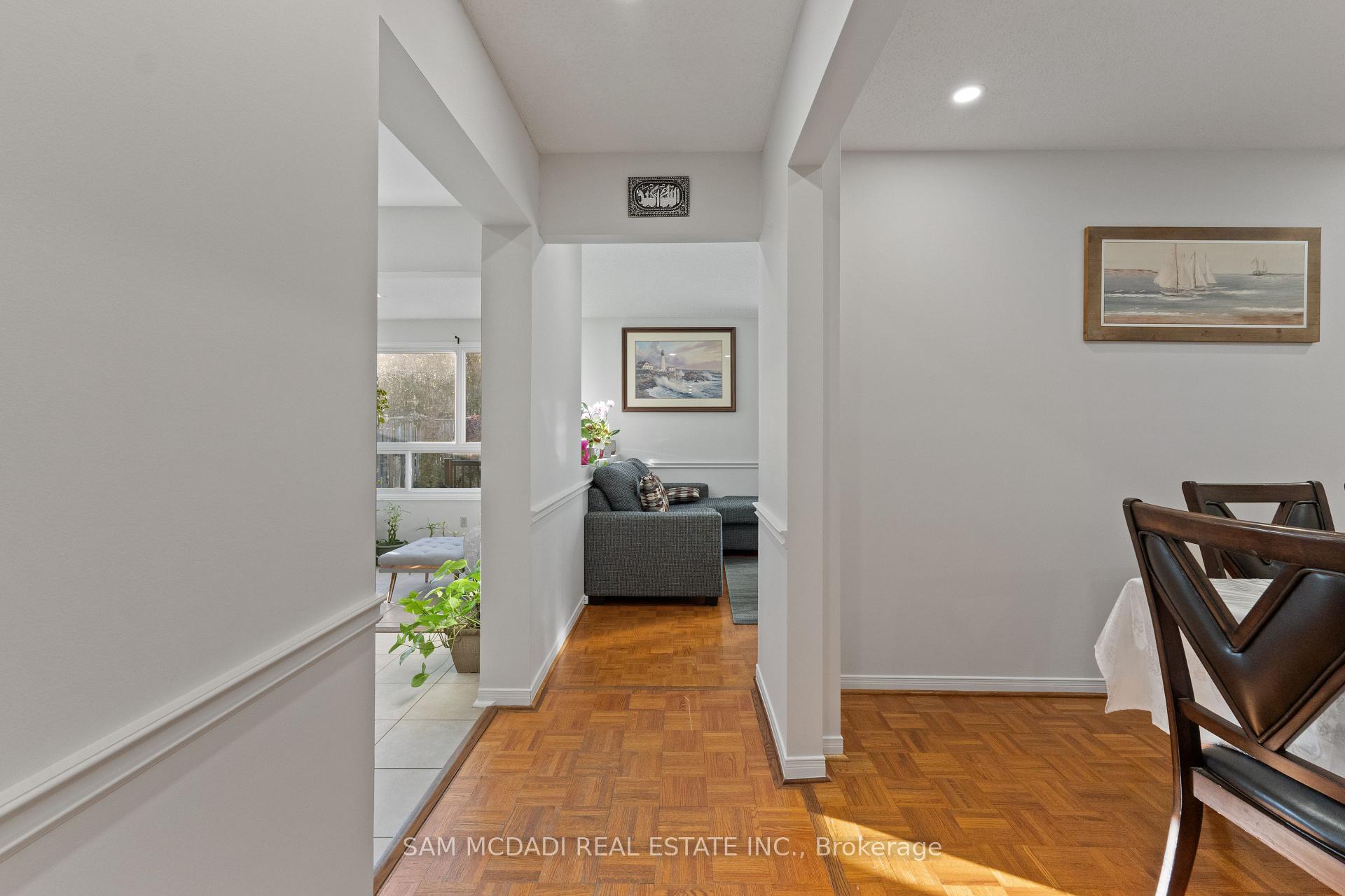 6906 Hickling Crescent